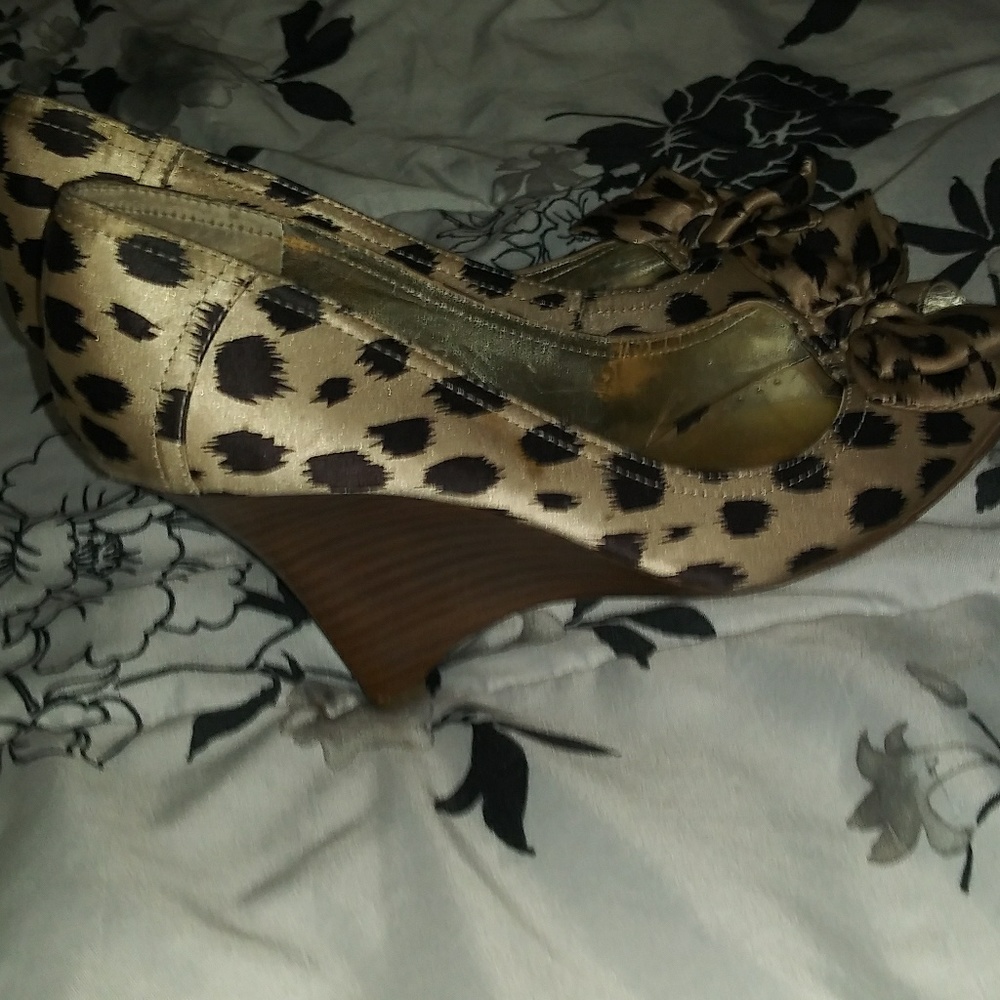 Guess wedge cheetah print size 9